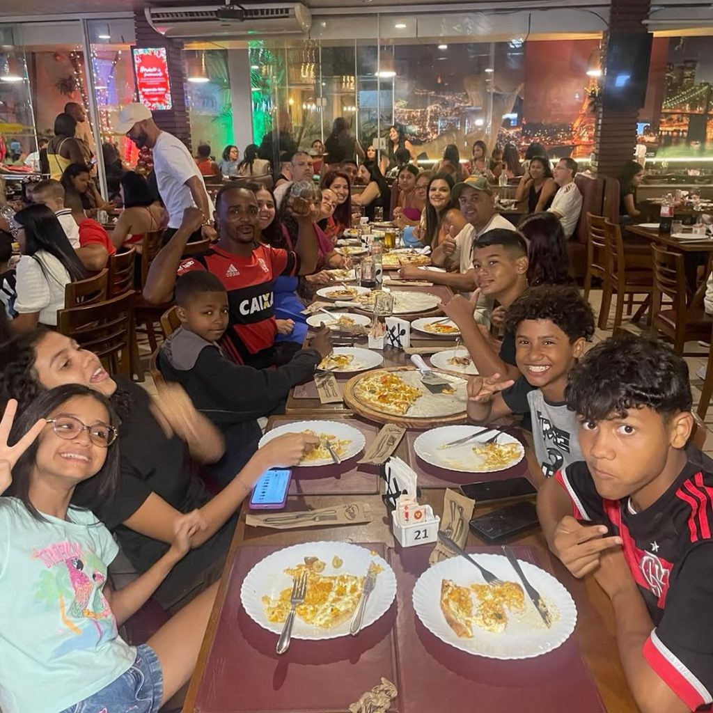 Família feliz é aqui no varandão(JPG)